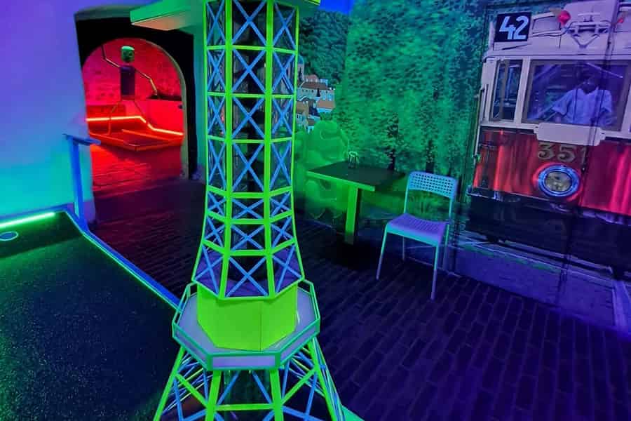 Prag: Glow Golf - Minigolf unter Schwarzlicht. Foto: GetYourGuide Prag: Glow Golf - Minigolf unter Schwarzlicht. Foto: GetYourGuide