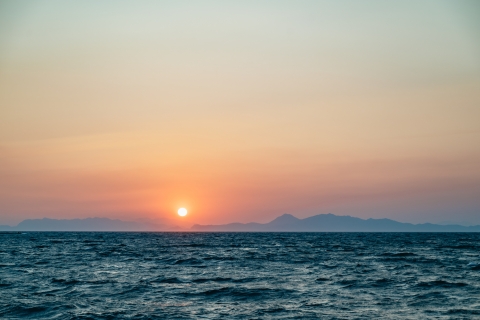 Rodos: Rejs katamaranem o zachodzie słońca z kolacjąRejs katamaranem motorowym o zachodzie słońca