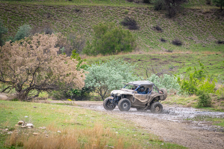 رحلة بالسيارة على الطرق الوعرة إلى ديفيد غاريجا والجبال الملونة