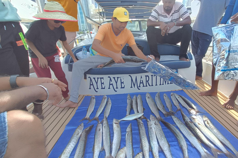 Dubai: Gita di pesca privata (mare profondo) di 4 ore e barbecueDubai: battuta di pesca privata (alture profonde) 4 ore e barbecue