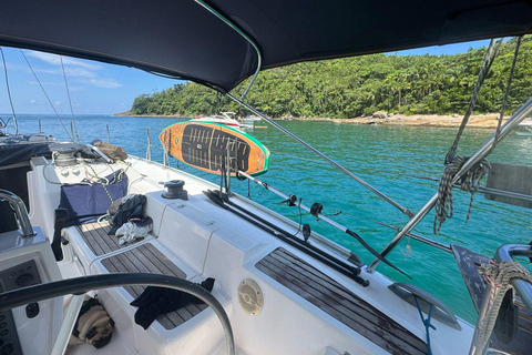 Rejs żaglówką w UbatubaWycieczka żaglówką w Ubatuba