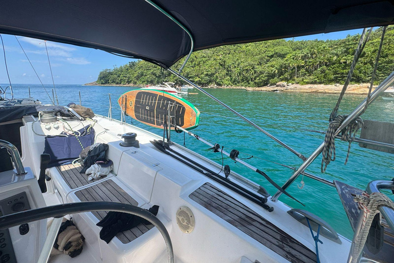 Rejs żaglówką w UbatubaWycieczka żaglówką w Ubatuba