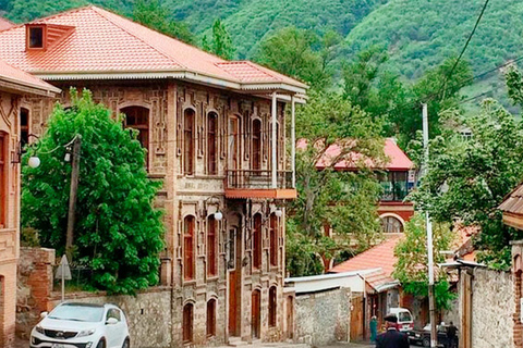 Baku: 2-Day Azerbaijan Tour with Option to Cross to Georgia