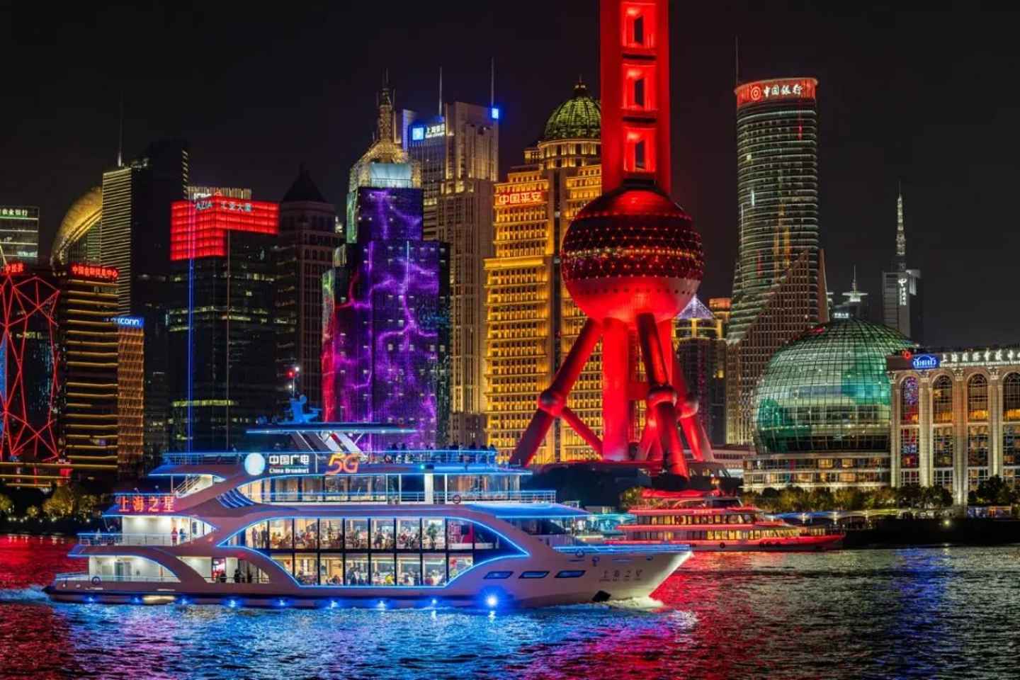 Huangpu Night Cruise: Cozy Vibe & Modern Shanghai Glow