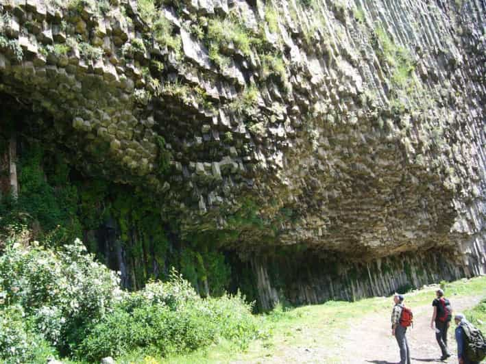 Explora El Templo De Garni, El Monasterio De Geghard, El Sinfón De ...