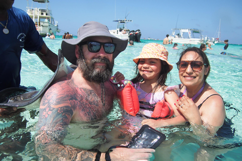 Grand Cayman: Catamaran Cruise with Stingray City & Snorkel