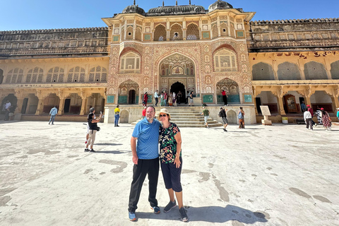 Delhi : excursion de 5 jours dans le Triangle d&#039;Or avec un guide germanophoneExcursion de 5 jours avec hébergement dans des hôtels 4 étoiles