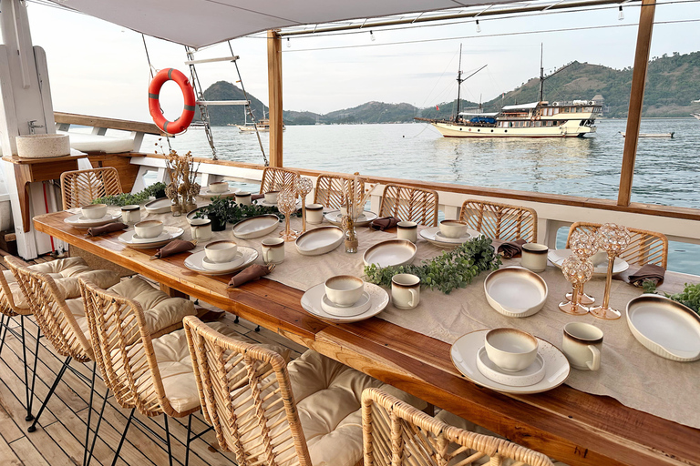 Labuan Bajo: 3-Day Komodo Sailing Tour Studio Cabin + Private Bathroom