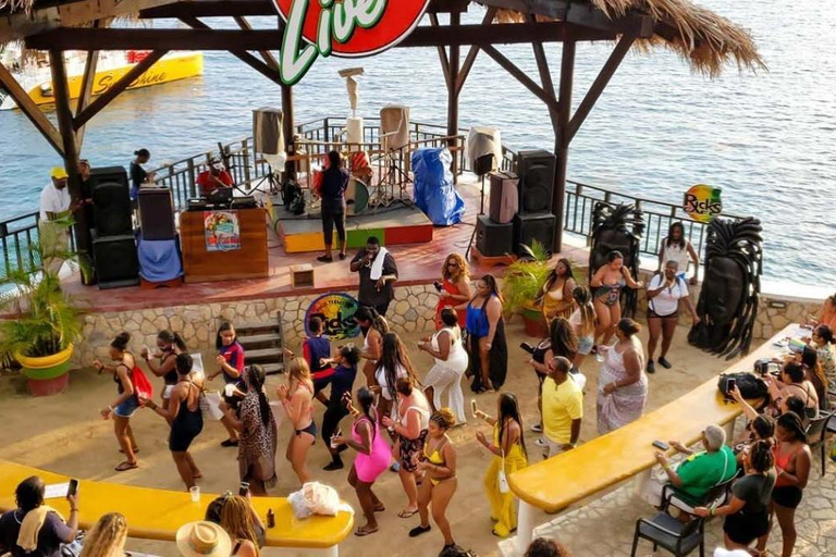 牙买加：骑马探秘与日落双体船巡游牙买加：骑马体验与日落双体船巡游