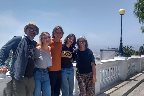 Valparaíso Sunset Sightseeing Tour: Speedboat, Viewpoints, Traditional Bars, and Beer PRIVATE SUNSET BOAT TOUR DURING THE WEEK