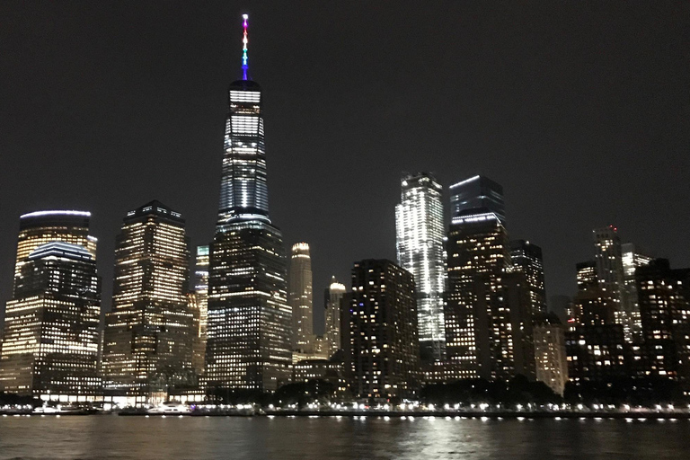 Coucher de soleil à New York, musique et croisière touristique avec vue sur la Statue de la LibertéCroisière panoramique au coucher du soleil à New York, avec musique et visit