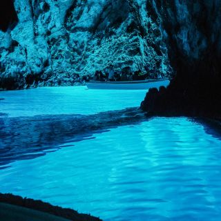 Split ou Trogir : Excursion d'une journée en bateau à moteur à la grotte bleue, à Vis et à Hvar