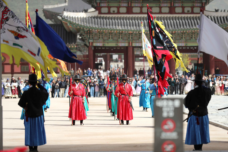 Seoul: Gyeongbokgung Palace Tour & Lunch at Authentic Market