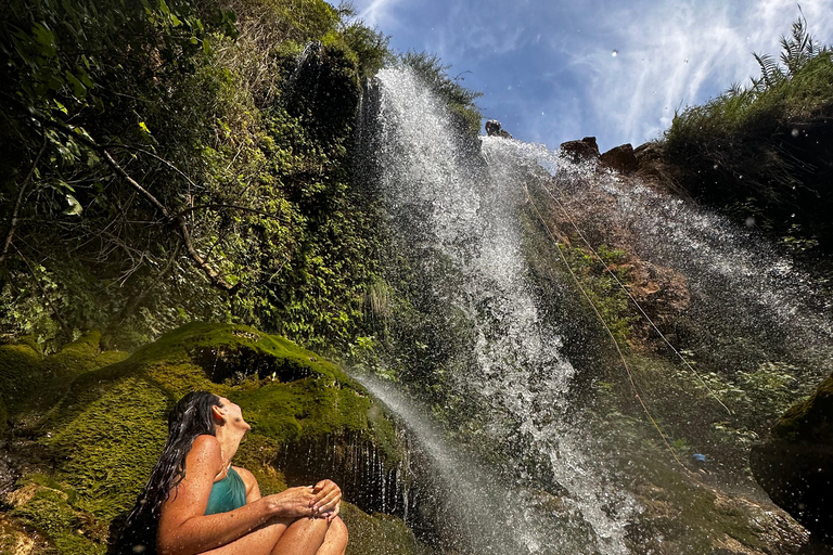 Valência: viagem de 1 dia explorando cachoeiras, fontes e cavernas.