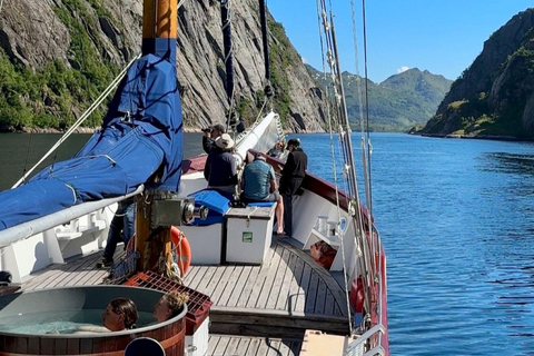 罗弗敦小团体乘坐 33 米古典游艇游览特罗尔峡湾特罗尔峡湾游轮无热水浴缸