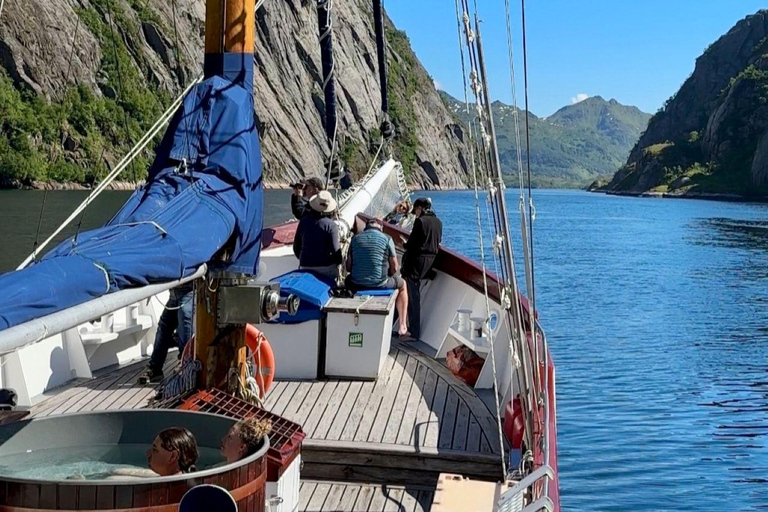 罗弗敦小团体乘坐 33 米古典游艇游览特罗尔峡湾特罗尔峡湾游轮无热水浴缸