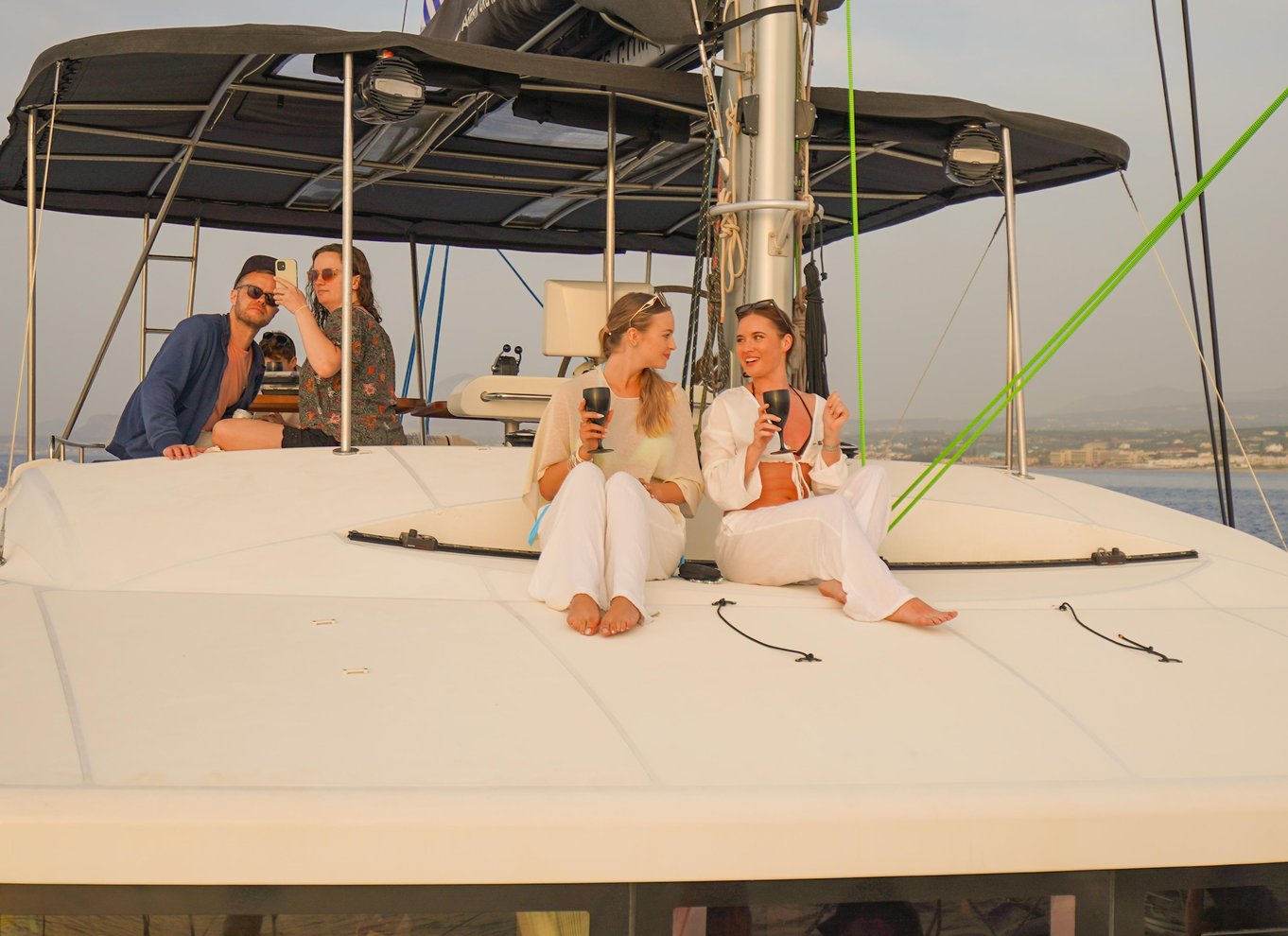 Rethymno: Katamaransejltur ved solnedgang – sushi og fri bar