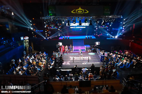 Bangkok: Combate de MuayThai en el Estadio de Boxeo LumpineeAsiento de clase en primera fila