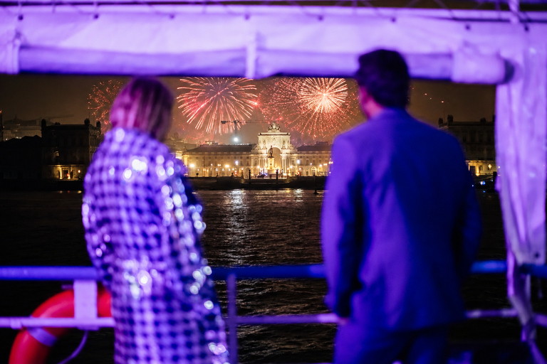 Lisbon: New Year's Eve Onboard w/drinks, music & fireworks Lisbon: New Year's Eve Barco EVORA with Drinks, DJ & Snacks