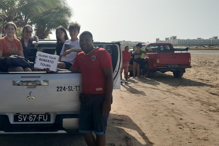 Passeio pela ilha em 4 * 4 ou mini-autocarros.