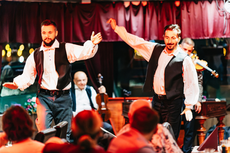 Budapest: Dinner-Kreuzfahrt mit Operette und Folklore-Show7-Gänge-Menü