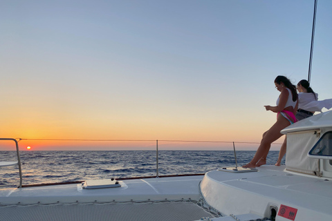 Hersonissos: Excursión en Catamarán al Atardecer con Comida y Bebidas