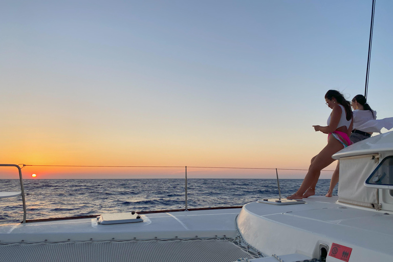 Hersonissos: viagem de catamarã ao pôr do sol com petiscos e bebidasHersonissos: Passeio de catamarã ao pôr do sol com traslado para Sisi e Milatos