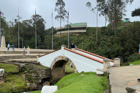 Från Bogota: Utflykt till Villa de Leyva, Ráquira, Casa Terracota och Pozos Azules