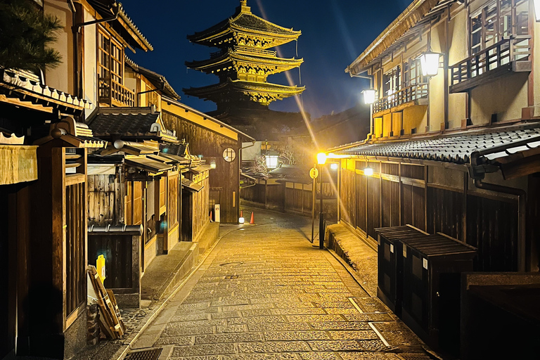 Kyoto: Gion District nacht wandeltour voor maximaal 7 personenKyoto: Gion District tour in kleine groep.