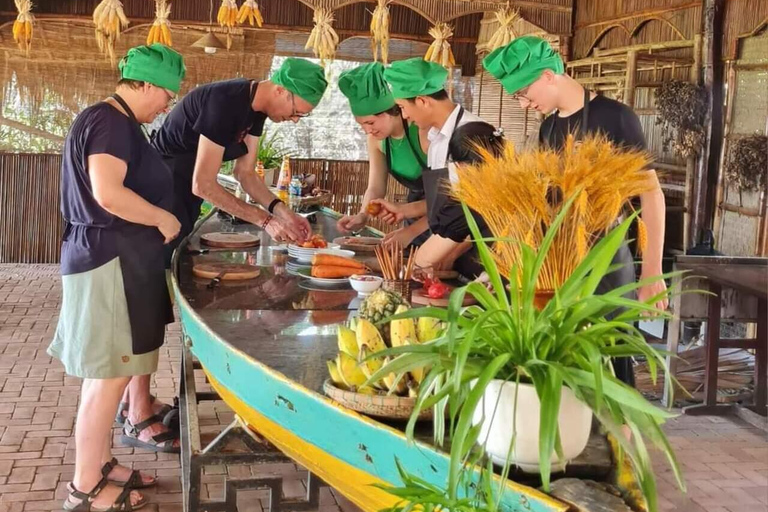 Agricultura - Mercado local - Aula de culinária em Tra Que Vegetable