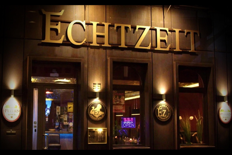 Cologne: Echtzeit Burlesque Dinner Night: BBQ & Drinks vs. Glitz & Glamour Cologne: Real-Time Burlesque Dinner Night: BBQ & Drinks vs. Glitz & Glamour