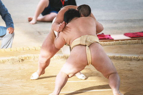 Osaka : Expérience de sumo avec un spectacle en direct et un défi pour le publicOsaka : Expérience Sumo avec Spectacle en Direct et Défi du Public