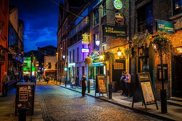 Dublin nocą: wycieczka z przewodnikiem po iluminacjach z przystankami w pubachDublin nocą: wycieczka z przewodnikiem po iluminowanych zabytkach z przystankami w pubach