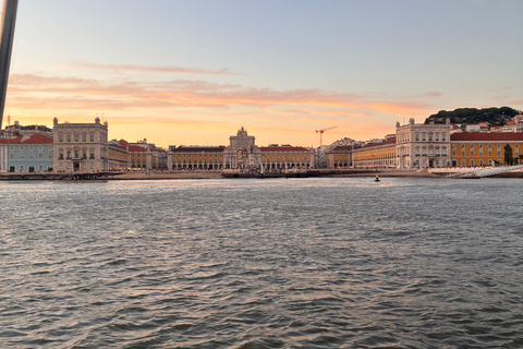 Sunset aboard a sailboat in Lisbon! Sunset aboard a sailing boat in Lisbon!