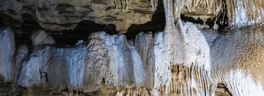 Les Profondeurs Sacrées de Nkila Ntari : Grotte et baignade naturelle