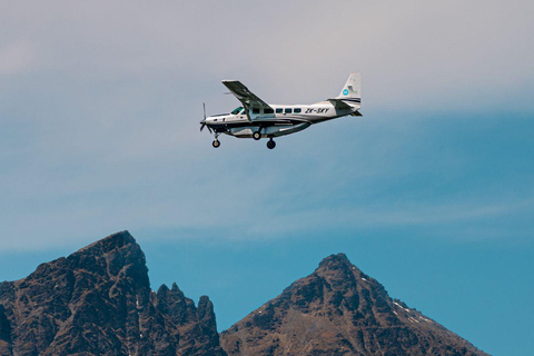 Desde Queenstown: vuelo y crucero por Milford Sound con almuerzoDesde Queenstown: vuelo y crucero por Milford Sound con almuerzo incluido