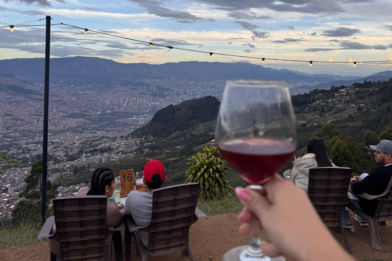 Medellín: Sunset Mirador Tour with Reserved Gastropub Table