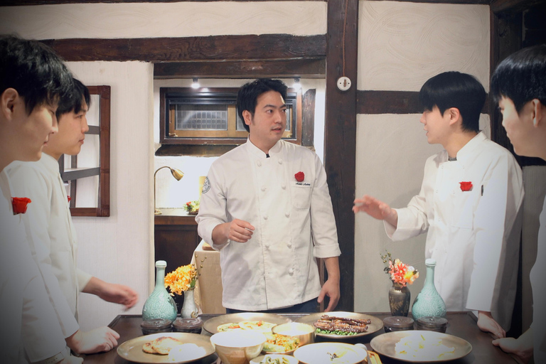 Clase de cocina Royal Seoul en un hanok centenarioClase de cocina real de Seúl en una casa tradicional hanok de 100 años de antigüedad