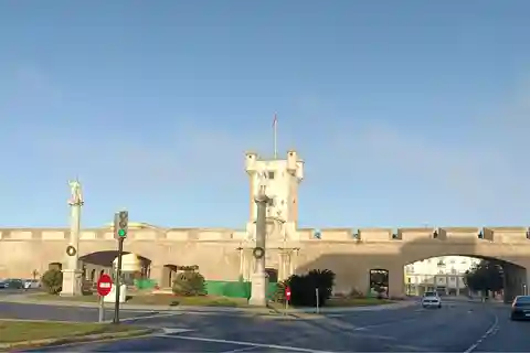 Cadiz: Guided Walking Tour with Market Hall Visit