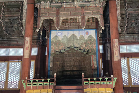 Seoul: Deoksugung Palace Night Tour with Guide
