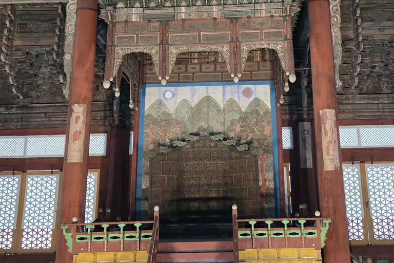 Seoul: Deoksugung Palace Night Tour with Guide