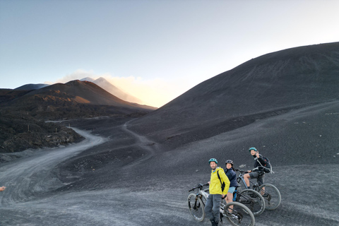 Cima dell'Etna in e-bikeE-bike sulla cima dell'Etna