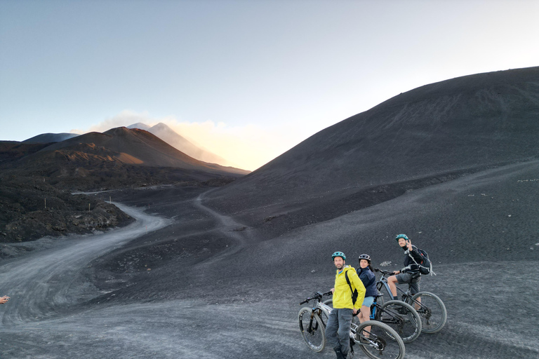 Cima dell'Etna in e-bikeE-bike sulla cima dell'Etna