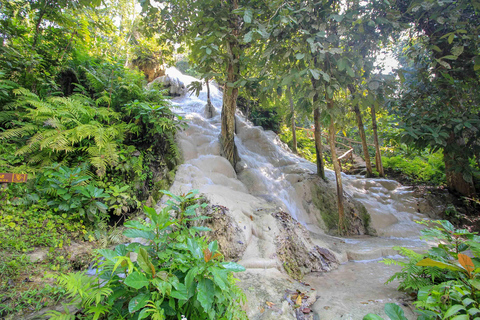 Genieße den Sticky Waterfall und den Chet Si Fountain National Park