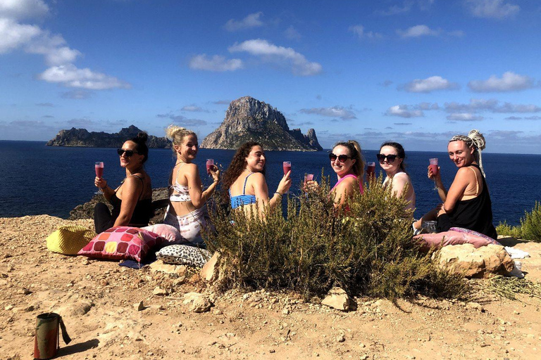 Aventura de Yoga Privada en Es VedraYoga en Ibiza: Experiencia privada de yoga mágico en Es Vedra