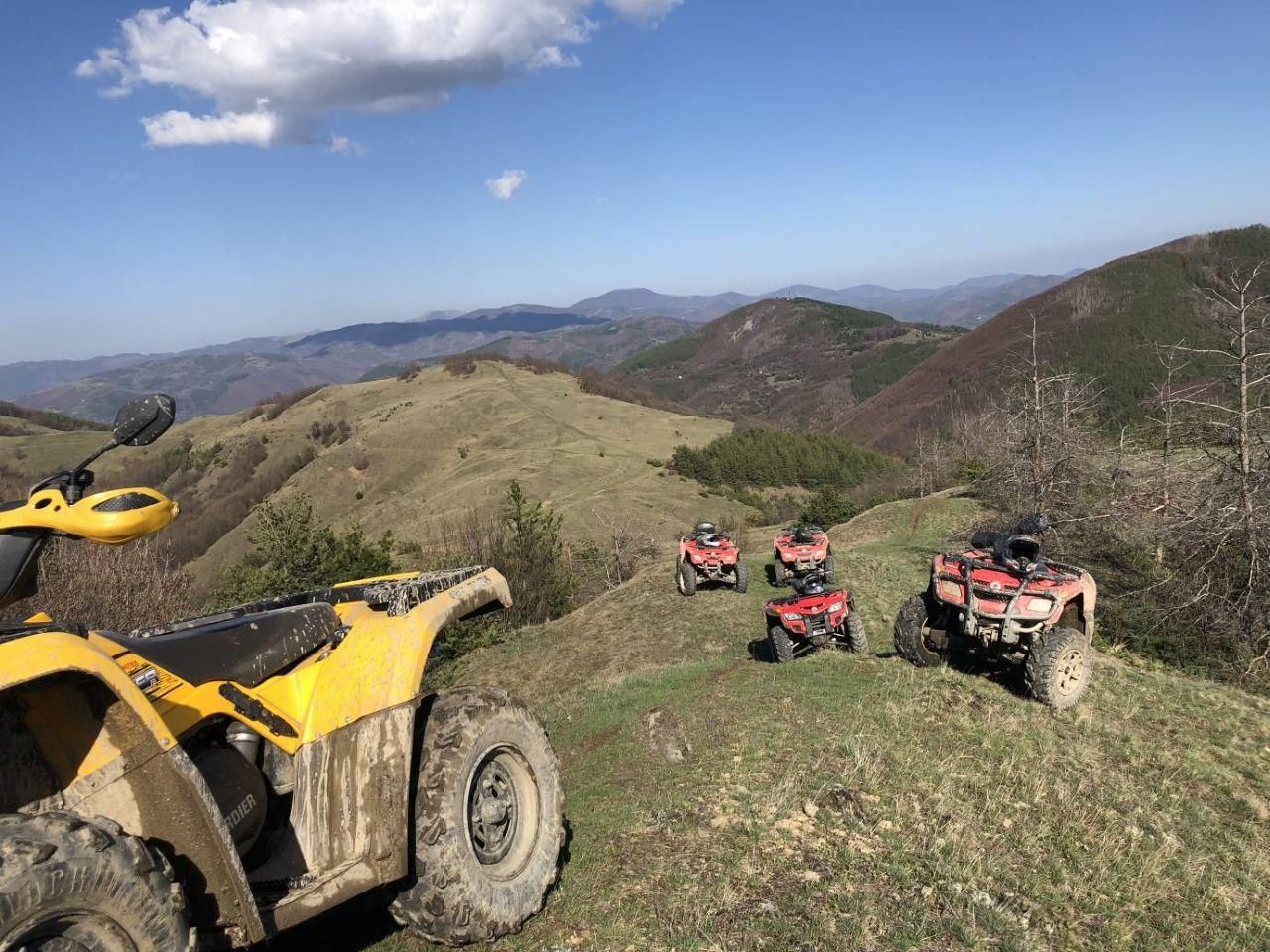Quad - Geländefahrzeug in einem Balkan-Gebirge