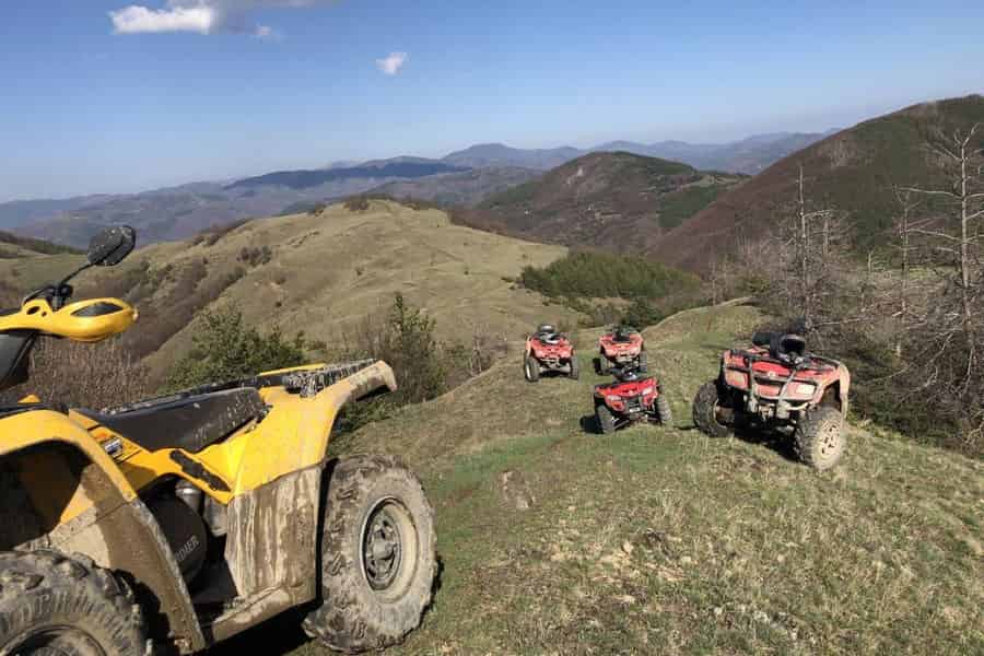 Quad - Geländefahrzeug in einem Balkan-Gebirge. Foto: GetYourGuide