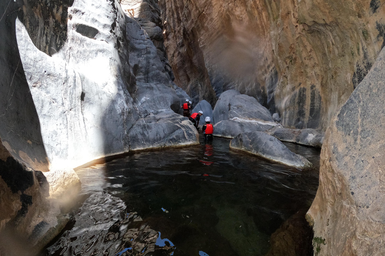 Ganztägige Abenteuertour durch den Schlangen-Canyon (Wadi Bani Awf)Ganztägige Snake Canyon Tour