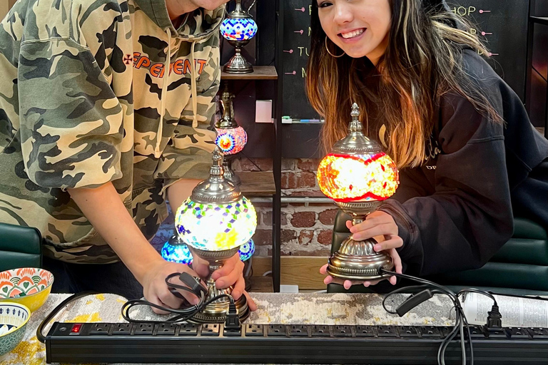 San Jose: laboratorio di lampade a mosaico turcheSan Jose: Laboratorio di lampade a mosaico turche