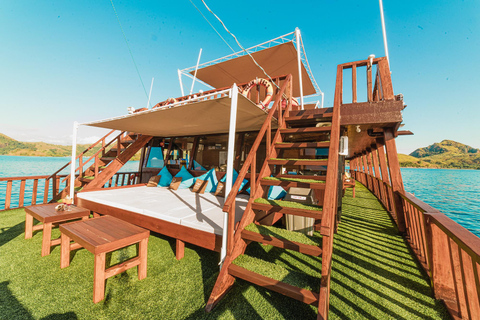 Labuan Bajo: 3-Day Komodo Sailing Luxury Boat with All Fees Deluxe Boat - Private Standar Room (2pax/room)